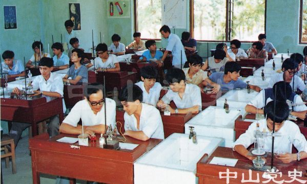 4.中山市立一中的學(xué)生在化學(xué)實(shí)驗(yàn)室上課.jpg