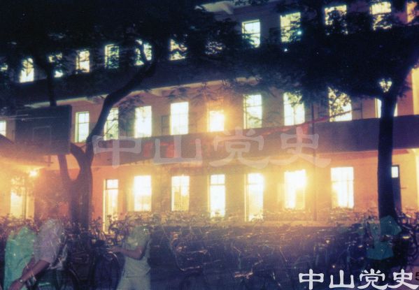 5.業(yè)余夜校燈火通明.jpg