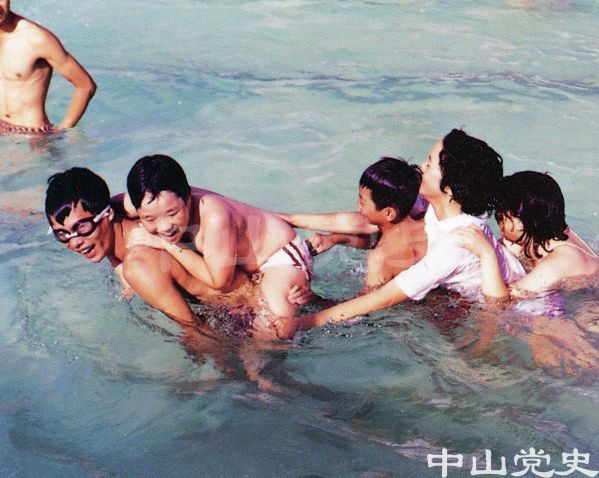 31.一家同戲水.jpg