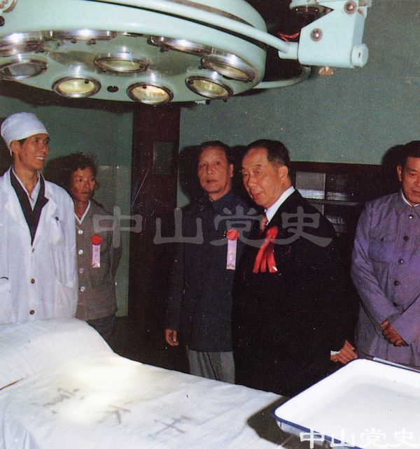 38.旅港鄉(xiāng)親楊志云參觀人民醫(yī)院留醫(yī)部手術(shù)室.jpg