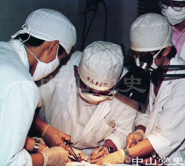42.一絲不茍為病人做手術(shù).jpg