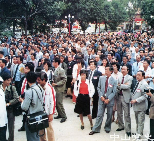18.1983年11月，近千名華僑、港澳同胞參加孫中山紀(jì)念堂落成典禮.jpg