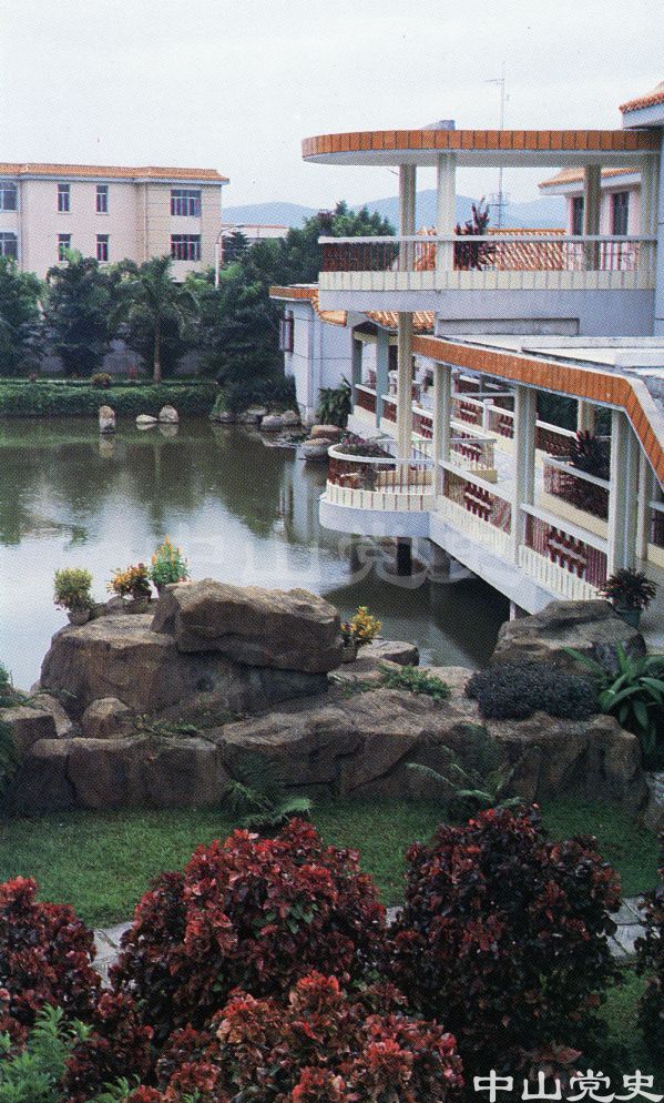11.中山溫泉群樓水影.jpg