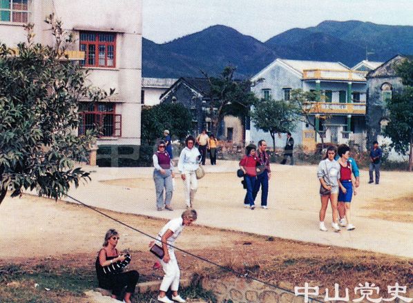 60.外國旅游者參觀雍陌鄉(xiāng).jpg
