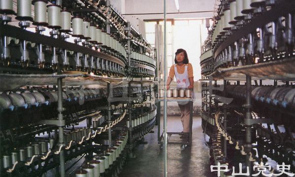 小欖鎮(zhèn)絲織廠的精絲二車間.jpg