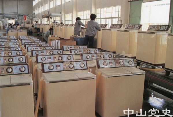 引進(jìn)新設(shè)備生產(chǎn)的威力牌雙桶洗衣機(jī).jpg