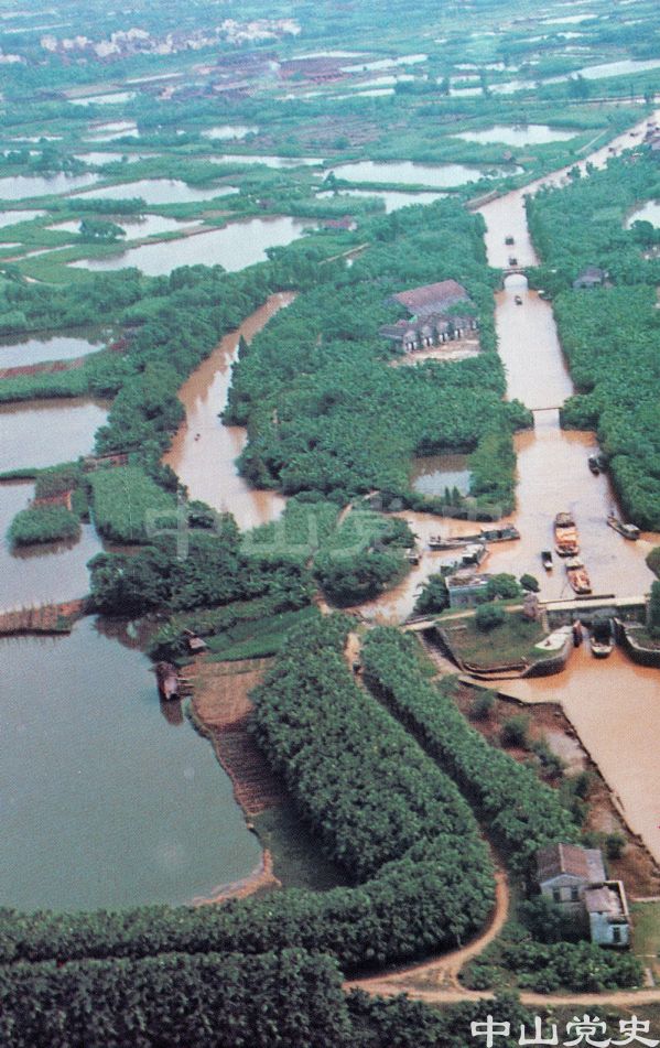 水網(wǎng)交錯的果園.jpg