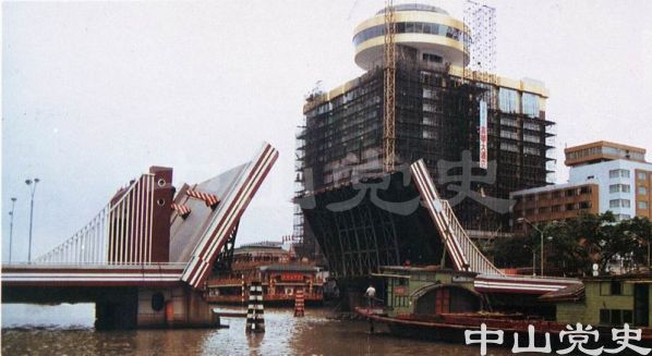 岐江河上自動開合的鋼架橋.jpg