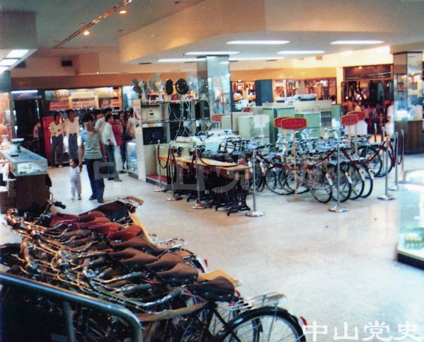 1.商品琳瑯滿目的百貨商店.jpg