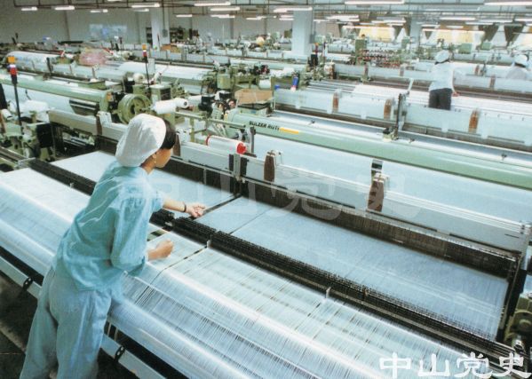滌綸印染廠的織造車間工人工作忙.jpg