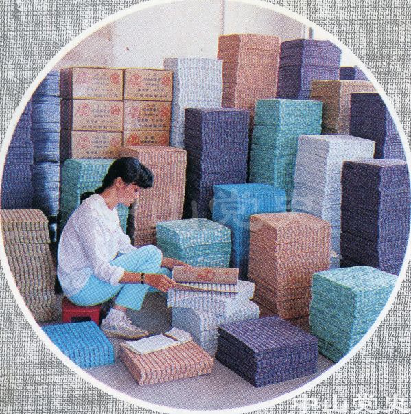 中山市石岐玻璃總廠生產(chǎn)的玻璃馬賽克出廠前檢查質(zhì)量.jpg