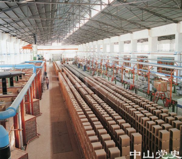 中山陶瓷廠新引進的釉面墻地磚生產(chǎn)線.jpg