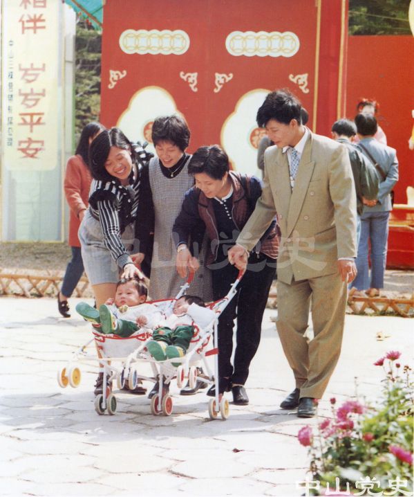24.市民在美麗、清潔、優(yōu)雅的環(huán)境中享受天倫之樂(lè).jpg