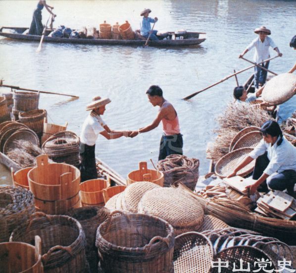 供銷部門將生產(chǎn)資料送到農(nóng)村.jpg