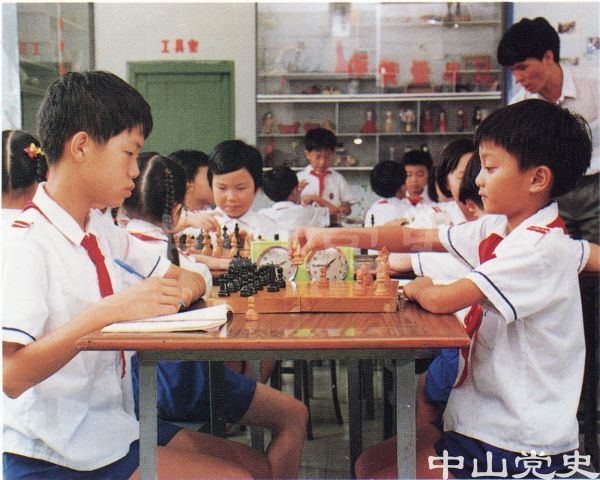 23.學(xué)校小棋手在比賽.jpg