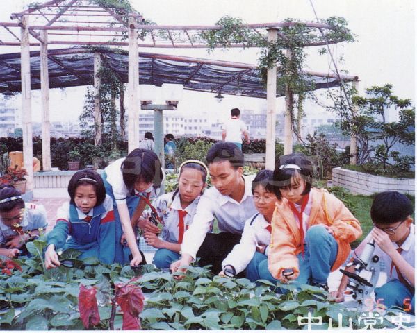24.學(xué)生在做生物實(shí)驗(yàn).jpg