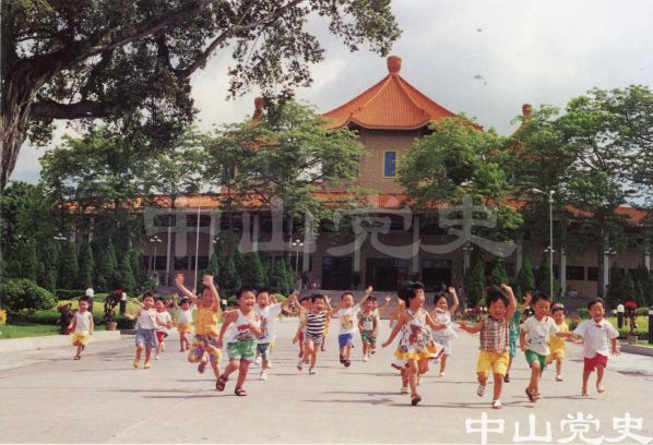 25.歡樂(lè)的兒童.jpg