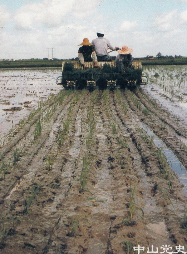 向農(nóng)業(yè)機械化進軍4.jpg