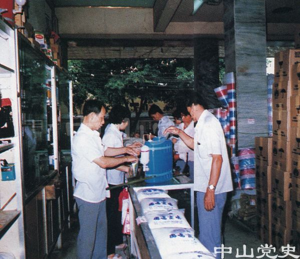 14.鳳鳴商場(chǎng)堅(jiān)持為農(nóng)業(yè)服務(wù).jpg