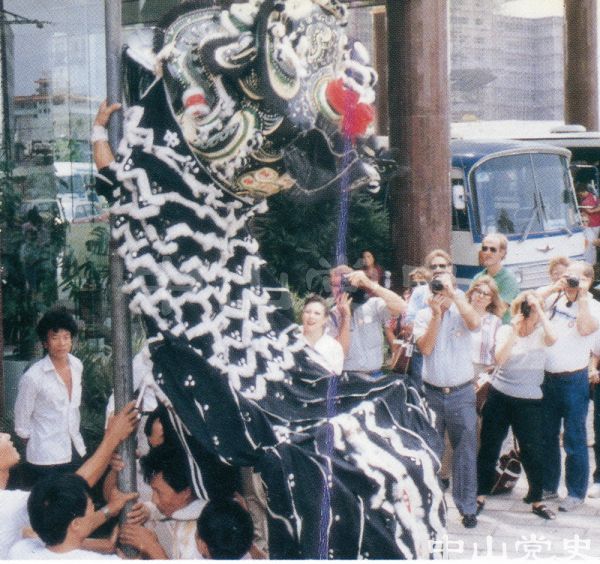 33.外國游客在觀看表演.jpg