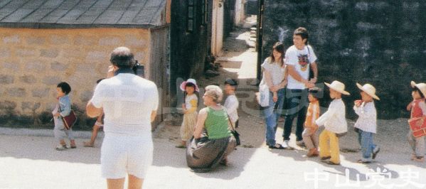 34.外國游客在農(nóng)村.jpg