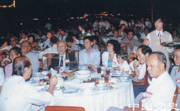 40.港澳同胞在“月是故鄉(xiāng)明”晚會上歡聚一堂2.jpg