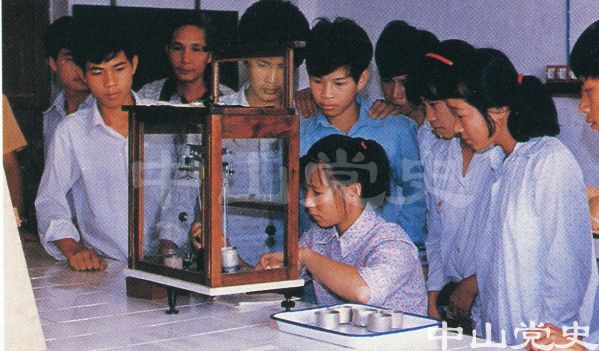 42.中山農(nóng)中教師在輔導(dǎo)學(xué)生分析土壤肥料成分.jpg