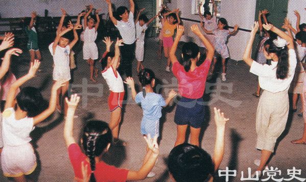52.市區(qū)學(xué)生課外參加舞蹈學(xué)習(xí)班.jpg