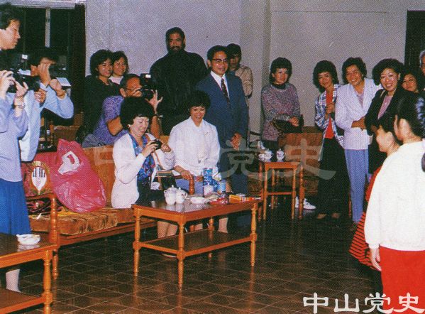 54.中山鋼琴培訓(xùn)中心學(xué)員在赴港演出歸來(lái)匯報(bào)演奏會(huì)上，與夏威夷中山同鄉(xiāng)會(huì)鄉(xiāng)親聯(lián)歡.jpg