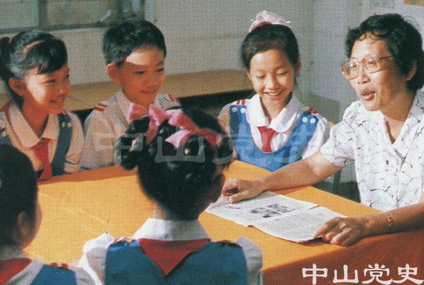 58.優(yōu)秀教師李英賢與學(xué)生在一起.jpg
