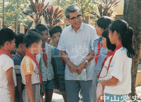 59.優(yōu)秀教師劉文業(yè)與學(xué)生在一起.jpg
