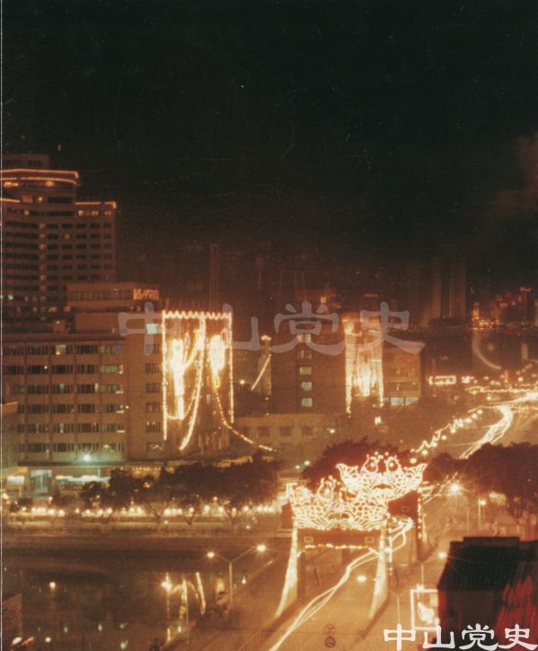 西郊之夜 何廉 攝 2.jpg