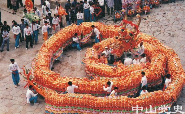 豐富多彩的民間藝術(shù)活動——舞龍.jpg