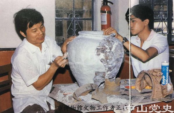 市博物館文物工作者正在修復(fù)出土文物.jpg