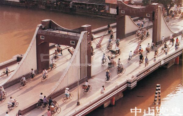 11.岐江橋上川流不息的自行車(chē).jpg