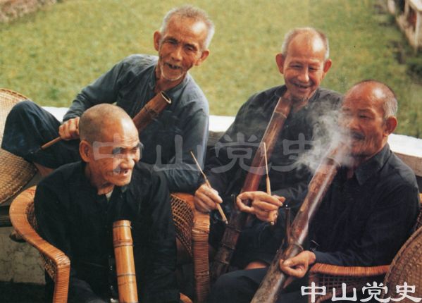 20.農(nóng)夫樂(lè)  攝自中山古鎮(zhèn)  何廉 攝.jpg