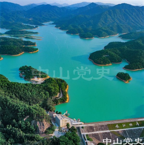 26-33-1長(zhǎng)江水庫(kù)大壩建成后，西陂、松埔、橫欄、橋頭、九曲林等一批村落遷出，原址已成水庫(kù) 黃春華