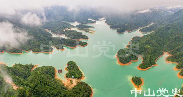 26-33-2長(zhǎng)江水庫(kù)大壩建成后，一批村落遷出，原址已成水庫(kù) 黃春華 攝（2017年5月）.jpg