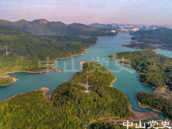 26-33-5長(zhǎng)江水庫(kù)大壩建成后，一批村落遷出，原址已成水庫(kù) 黃春華 攝（2018年1月）.jpg