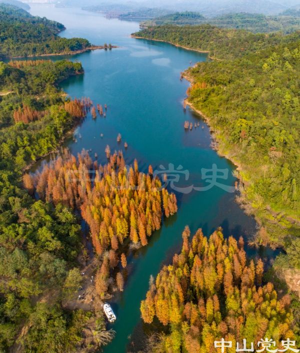 26-33-7 長(zhǎng)江水庫(kù)大壩建成后，一批村落遷出，原址已成水庫(kù) 黃春華 攝（2018年12月）.jp