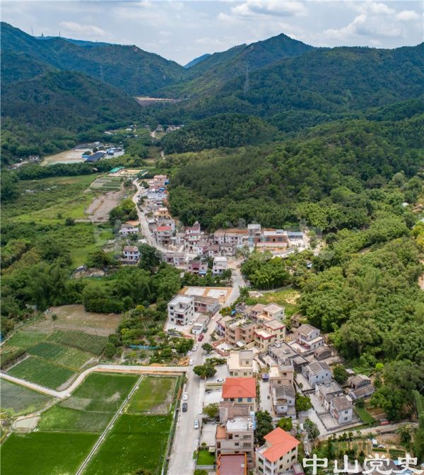 41-2 圖中近處為瓦屋村，稍遠(yuǎn)處為劍門(mén)村，遠(yuǎn)處是箭竹山水庫(kù) 黃春華攝（2020年5月）.jpg