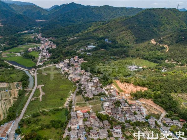 42-2 圖中近處為南朗鎮(zhèn)白企行政村田心村、大塘村，遠(yuǎn)處為瓦屋村、劍門(mén)村  黃春華攝（2020年5月