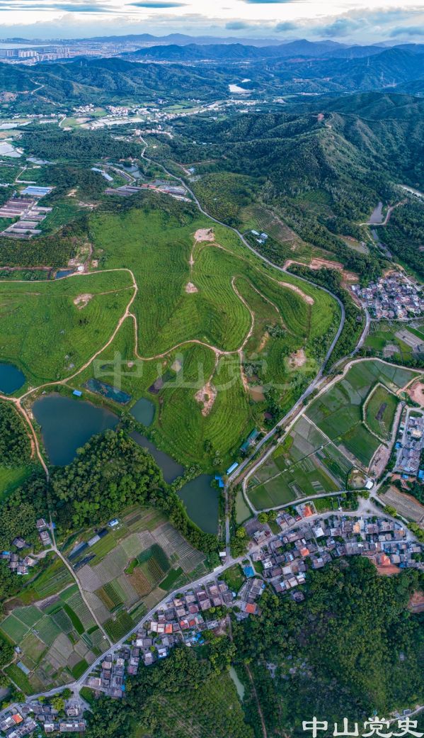 46-47-1圖中下方村莊，右為南朗鎮(zhèn)白企行政村的陂角頭村，左為范屋村 黃春華攝（2019年8月）.