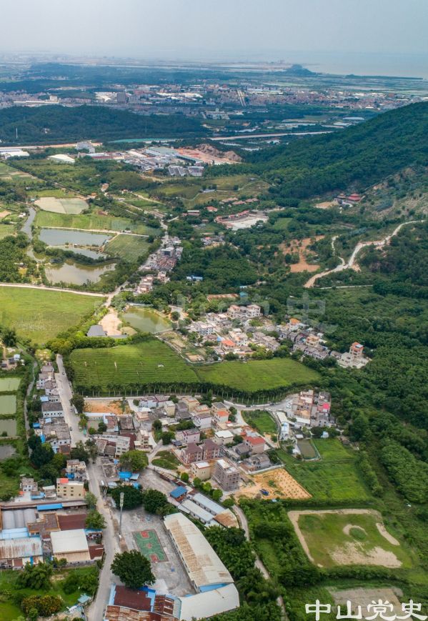 55-云梯山下，圖中近處為余屋村，圖中間為南面村和長(zhǎng)攸連村 黃春華攝（2020年5月）.jpg
