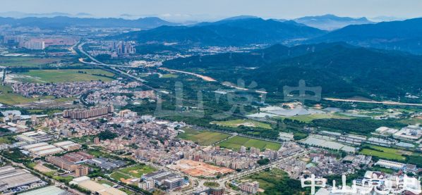 61-1圖中近處從右到左是西亨、南莊、王屋、泮沙4個(gè)自然村，稍遠(yuǎn)處為崖口 黃春華攝（2019年6月）