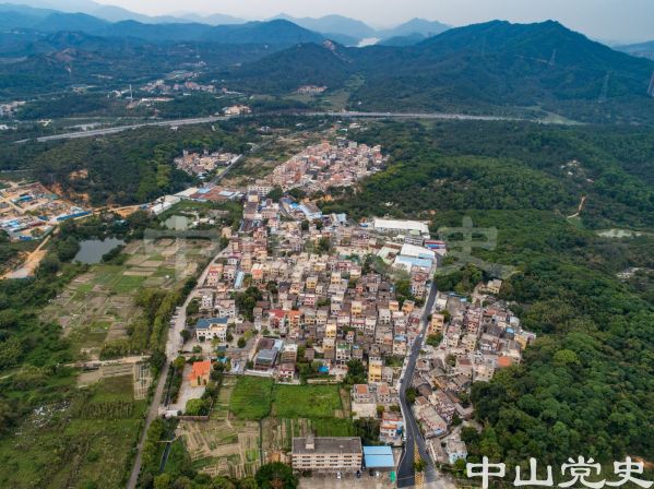 71-圖中右邊村莊為南朗街道關(guān)塘行政村井溪村 黃春華攝（2019年8月）.jpg