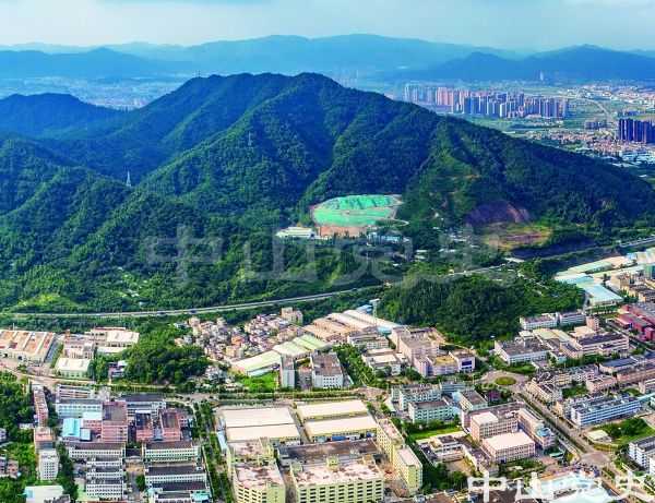 革命老區(qū)村石塘現(xiàn)在歸屬于坦洲鎮(zhèn)新前進(jìn)行政村，圖中山邊道路為廣澳高速公路，石塘在路旁 黃春華攝(2019年8月)