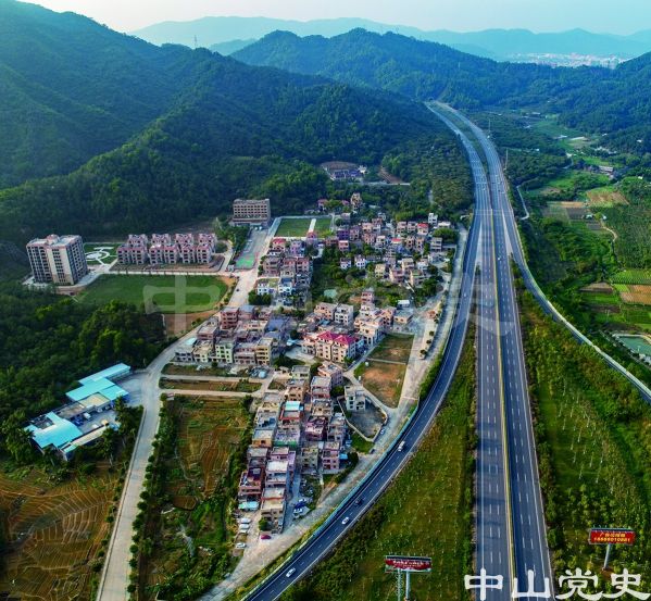 坦洲鎮(zhèn)新前進(jìn)行政村荔枝埔自然村，旁邊主干道路為珠三角環(huán)線高速公路剛出月環(huán)隧道路段 黃春華攝(2020年3月)