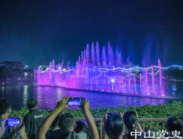 4.紫馬嶺公園主題燈光秀（繆曉劍攝于2022年10月）.jpg