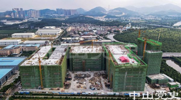 4.位于南區(qū)街道的中泰龍威利智慧家居科技產(chǎn)業(yè)園封頂（文波攝于2022年9月).jpg